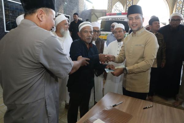 Wagub Musa Rajekshah Serahkan Mobil Jenazah ke Masjid Jami' Belawan dan Masjid At-Taqwa Siborong-borong